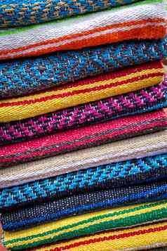 色彩斑斓的条纹羊毛地毯销售街