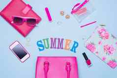 夏天概念粉红色的手提包配件光蓝色的背景