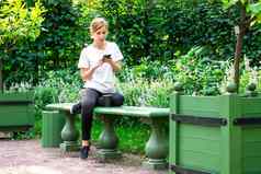 女人智能手机屏幕读取消息社会媒体