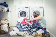 不开心强调女人桩衣服洗机洗衣房间蓝色的语气