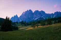 帷幕d ampezzo小镇全景视图高山绿色景观巨大的白云石山脉阿尔卑斯山脉背景省贝鲁诺南提洛尔意大利