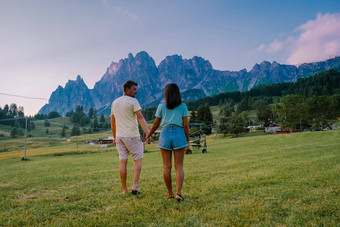 帷幕d ampezzo小镇全景视图高山绿色景观巨大的白云石山脉阿尔卑斯山脉背景省贝鲁诺南提洛尔意大利