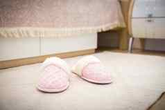 卧室现代风格粉红色的舒适的软拖鞋地板上