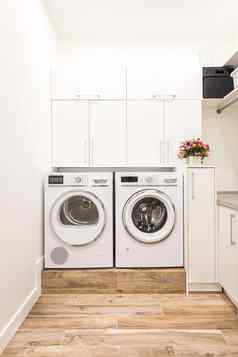 洗衣房间现代风格是干燥机