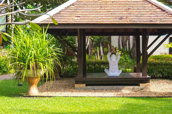 女人露台练习瑜伽泰国亚洲