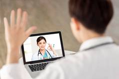回来视图医生使视频调用的同事微笑医生显示手势