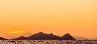 夏天日落地中海海海岸海景山视图