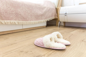 <strong>卧室现代风格</strong>粉红色的舒适的软拖鞋地板上
