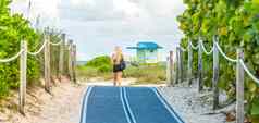 女孩走海滩小径南海滩迈阿密佛罗里达美国