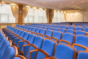 会议大厅蓝色的座位