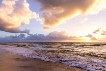 美丽的云海岸线背景激烈的橙色日落天空令人惊异的日出海滩迈阿密神奇的景观太阳设置地平线多云的一天