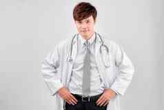 年轻的亚洲男人。医疗医生穿白色外套听诊器