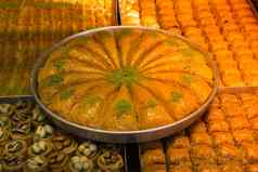 传统的土耳其甜点果仁饼托盘火鸡
