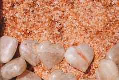 喜玛拉雅粉红色的盐晶体心形状的盐岩石