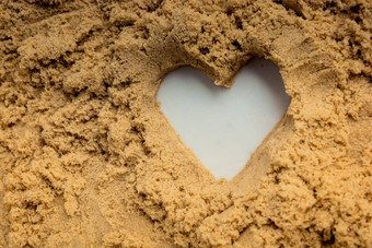 心形状使沙子背景