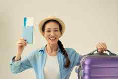 旅行者旅游女人夏天休闲衣服他手提箱孤立的光背景
