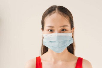 女人穿脸面具保护过滤器反污染反烟雾病毒空气污染环境概念