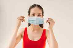 女人遭受咳嗽脸面具保护
