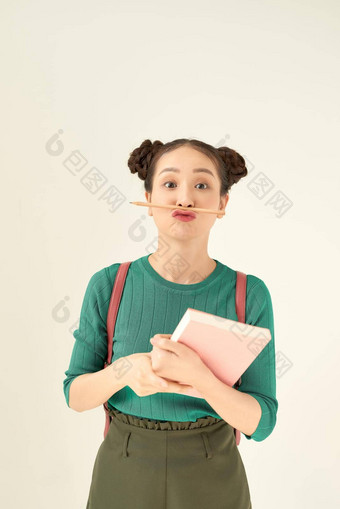 教育学校灵感人概念年轻的女人十几岁的学生女孩绿色t恤日记笔记本pencil-mustache明亮的绿色背景