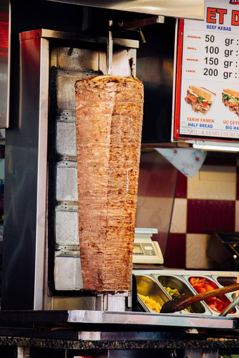 传统的土耳其Doner烤肉串烤肉串金属串肉扦