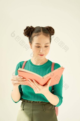 肖像微笑女少年背包阅读书孤立的白色背景
