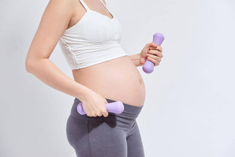 怀孕了女人练习健身房