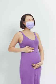 年轻的怀孕了女人妈妈。穿保护面具冠状病毒疾病快乐很酷的微笑脸幸运的人