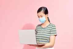 员工办公室工人女人保护医疗面具持有笔记本电脑会传染的疾病冠状病毒