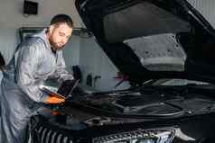车机械师工作移动PC汽车修复服务检查车引擎