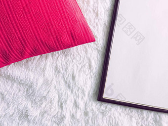 黑色的木框架粉红色的枕头打印模型奢侈品首页装饰室内设计海报可打印的艺术