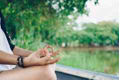 女人练习瑜伽教训呼吸冥想锻炼户外草场健康