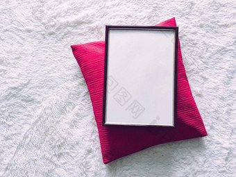 黑色的木框架粉红色的枕头打印模型奢侈品<strong>首页</strong>装饰室内<strong>设计海报</strong>可打印的艺术