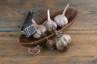 有机大蒜金属新闻新鲜的大蒜丁香大蒜灯泡木表格大蒜健康的吃概念香料健康的烹饪特写镜头