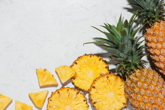 前视图新鲜的切片菠萝大理石背景