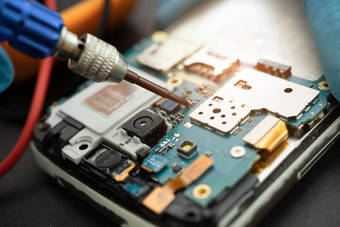 技术员修复内部移动电话焊接铁<strong>集成</strong>电路概念数据硬件技术
