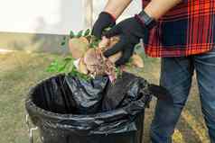 亚洲女人清洁收集本干叶子垃圾公园回收环境保护团队回收项目