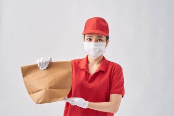 健康保护安全流感大流行概念交付女人保护脸面具食物纸袋粉红色的背景