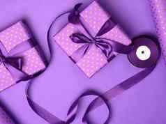 紫色的礼物盒子包装丝绸丝带紫色的背景
