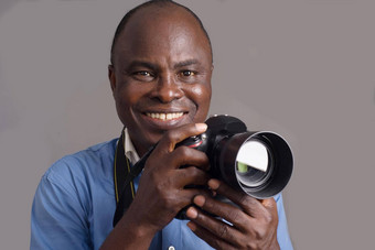 特写镜头成人非洲男人。相机微笑