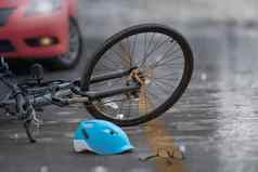 事故车崩溃自行车路多雨的一天