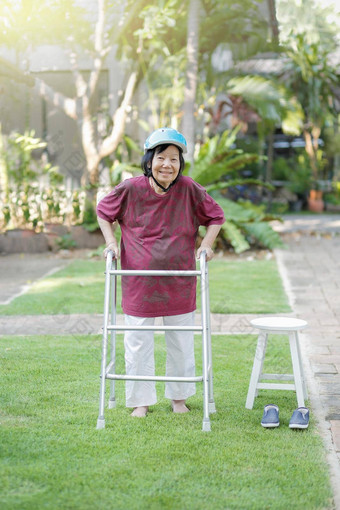 上了年纪的女人<strong>走光</strong>着脚治疗草后院