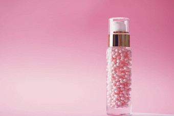 护肤品产品粉红色的背景美化妆品