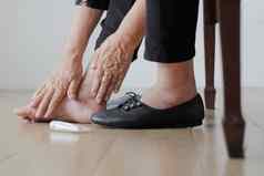 上了年纪的女人把奶油肿脚把鞋子