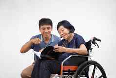 上了年纪的女人阅读书轮椅儿子护理