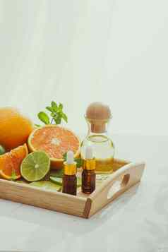 有机化妆品Herbal提取柠檬橙色薄荷明亮的背景
