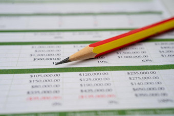 电子表格表格纸铅笔金融发展银行账户统计数据投资分析研究数据经济交易办公室报告业务公司概念