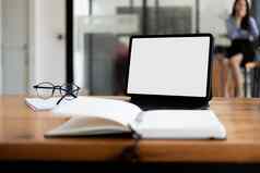 拍摄数字平板电脑空白白色屏幕键盘杯咖啡工作空间桌子上