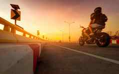 太阳能面板能源黄色的曲线交通标志运动模糊骑摩托车的人骑摩托车曲线路路旅行夏天假期夏天旅行爱夫妇摩托车首页