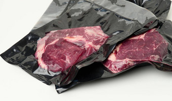 一块新鲜的牛肉肉包装真空塑料袋前视图