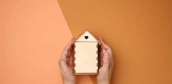 女手折叠木微型模型房子棕色（的）<strong>背景</strong>真正的<strong>房地产</strong>保险概念
